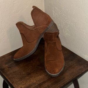 Women’s size 8 Sonoma boots. Lightly worn. Suede with rubber sole.